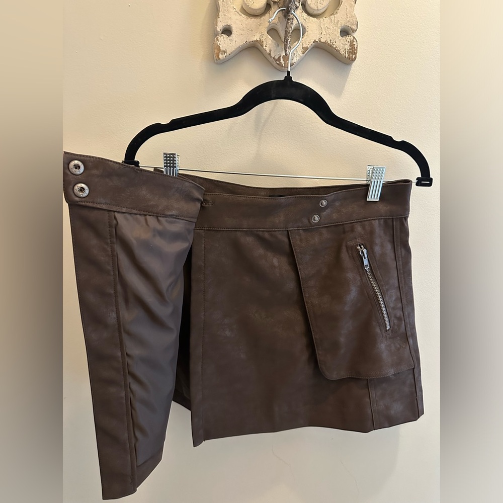 Brown Faux Leather Mini Skirt with Zipper Pockets – Size Small - Picture 6 of 6